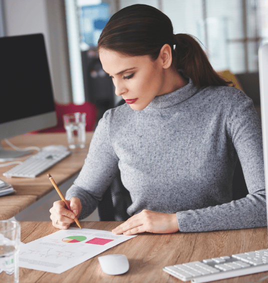 A smart paralegal working on her work schedule based on specific billable hour requirements for law firms.
