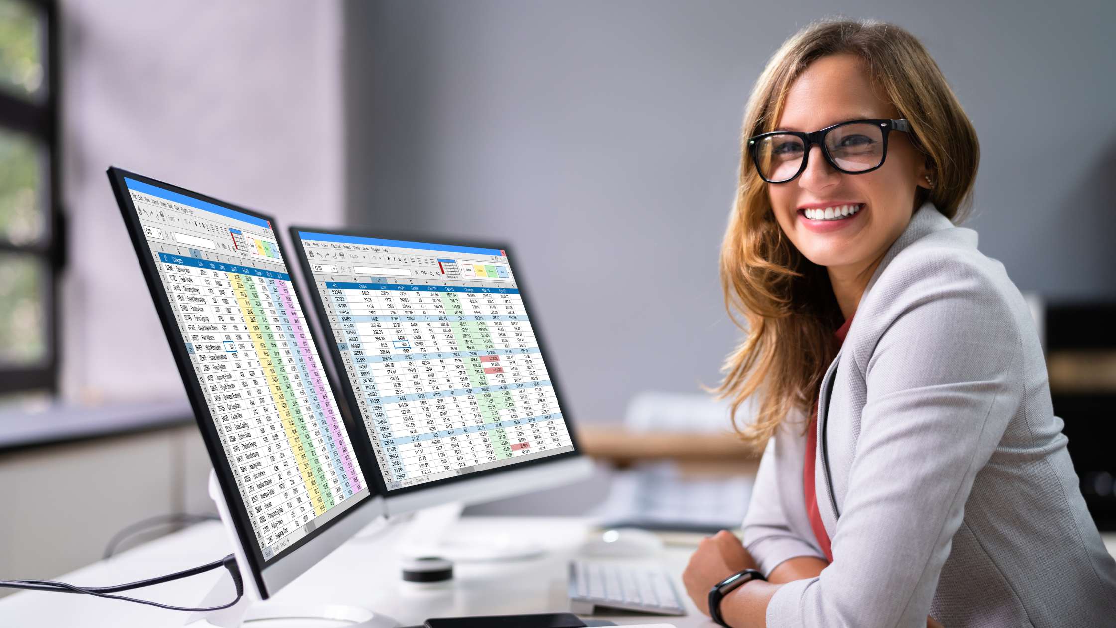 A paralegal smiling before her work computer with organized sheets depicting her smooth transition into her new paralegal role.